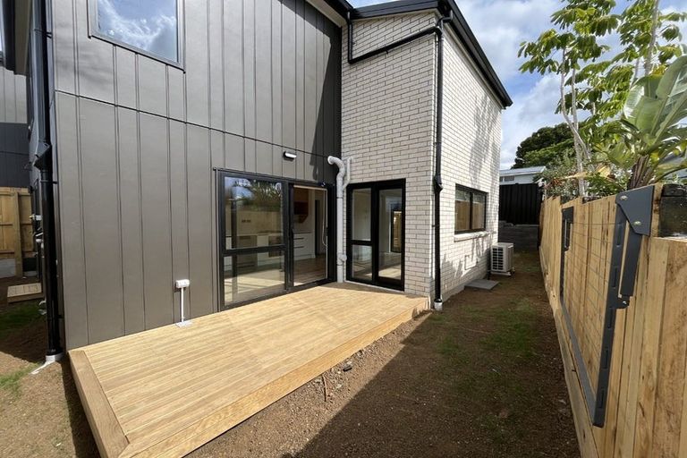 Photo of property in 98f Royal Road, Massey, Auckland, 0614