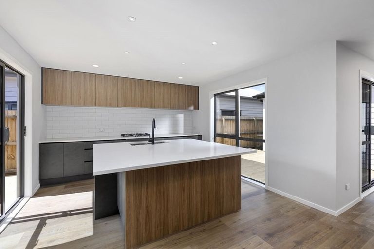 Photo of property in 24 Tarras Road, Kumeu, 0810