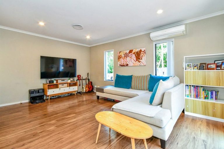 Photo of property in 11 Murrayfield Lane, Manurewa, Auckland, 2105