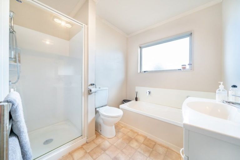 Photo of property in 32a Aniseed Grove, Timberlea, Upper Hutt, 5018