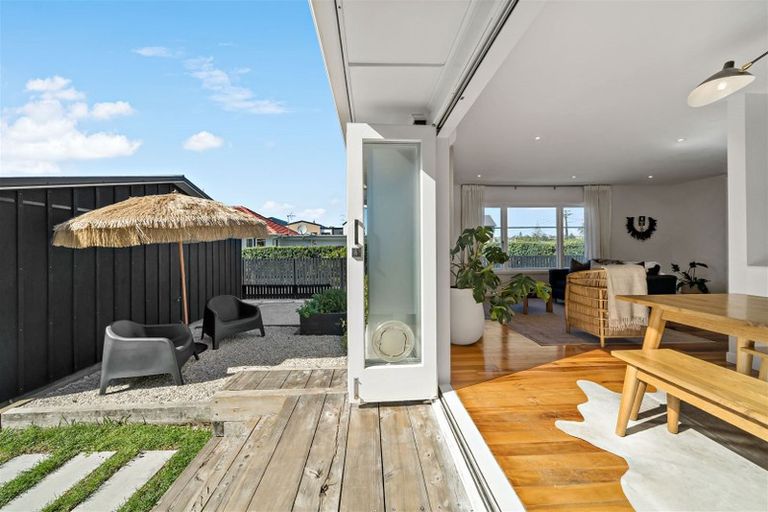 Photo of property in 17 Karamu Street, Te Atatu Peninsula, Auckland, 0610
