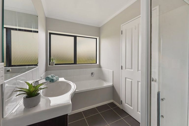 Photo of property in 19 Percy Kinsman Crescent, Riverstone Terraces, Upper Hutt, 5018