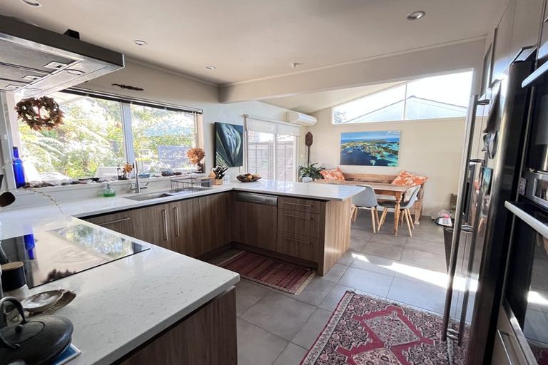 Photo of property in 42 Ravenwood Drive, Forrest Hill, Auckland, 0620