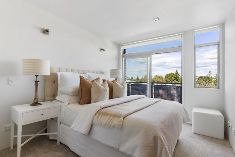 Photo of property in 11 Icarus Place, Half Moon Bay, Auckland, 2012