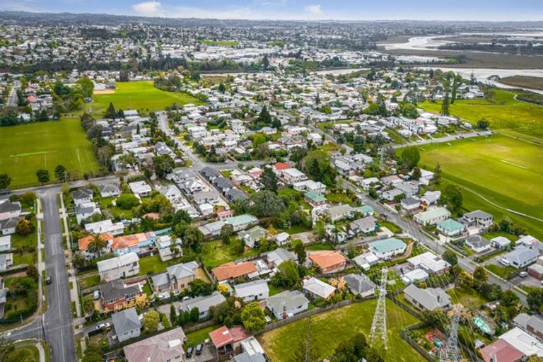 Photo of property in 52 Beaubank Road, Kelston, Auckland, 0602