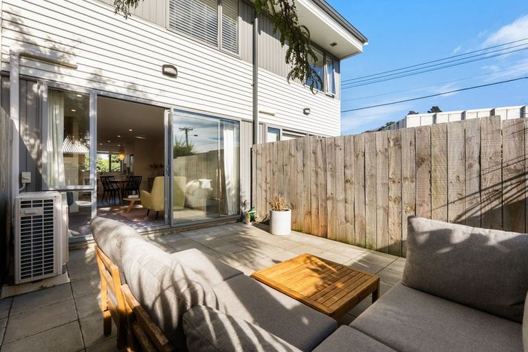 Photo of property in 2/2 Stone Street, Miramar, Wellington, 6022