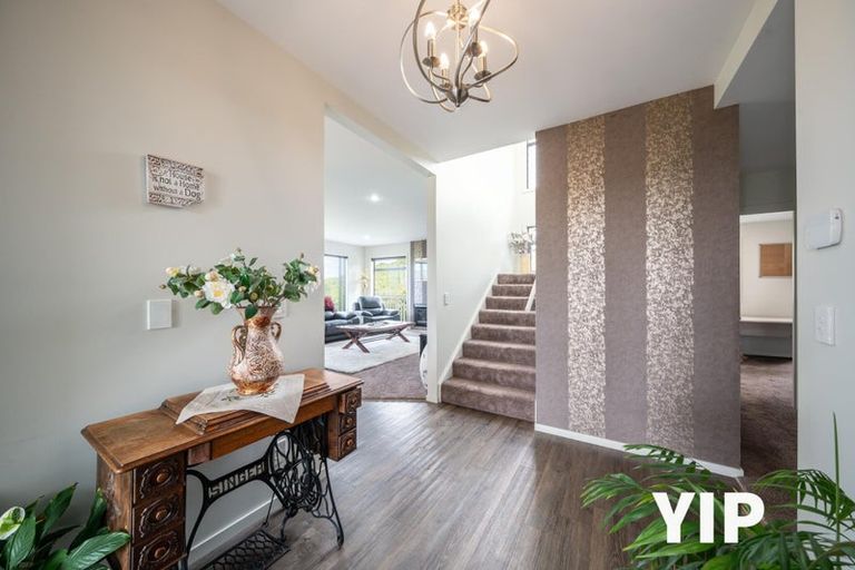 Photo of property in 14 Cromwell Point, Newlands, Wellington, 6037