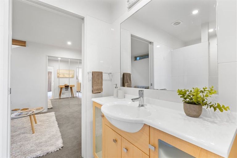 Photo of property in 4 Law Lane, Mount Pleasant, Christchurch, 8081