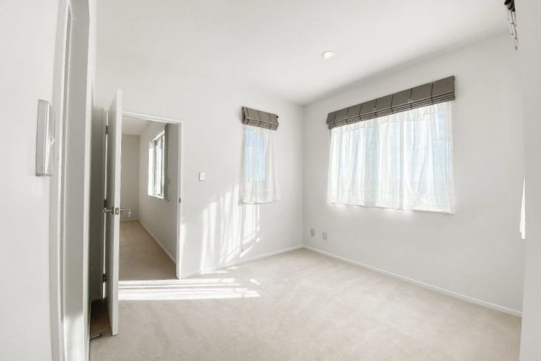 Photo of property in 21 Loughros Place, Pinehill, Auckland, 0632