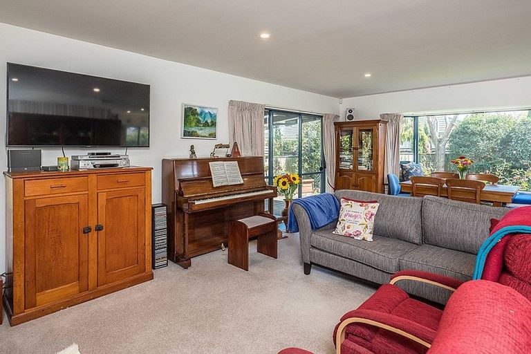 Photo of property in 8 Leigh Place, Paraparaumu Beach, Paraparaumu, 5032