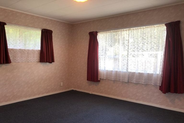 Photo of property in 5 Talavera Place, Te Atatu South, Auckland, 0602