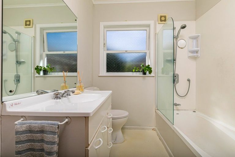 Photo of property in 25 Alamein Avenue, Belmont, Auckland, 0622