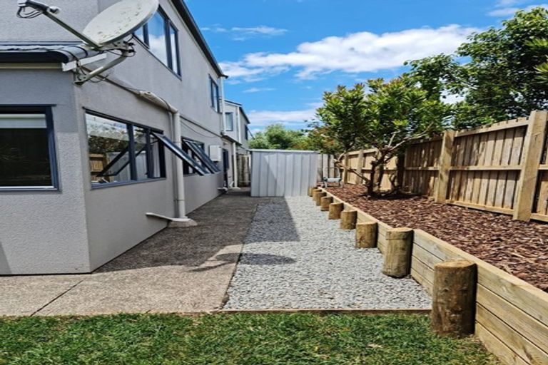 Photo of property in 1/35 Highgrove Lane, Totara Vale, Auckland, 0632