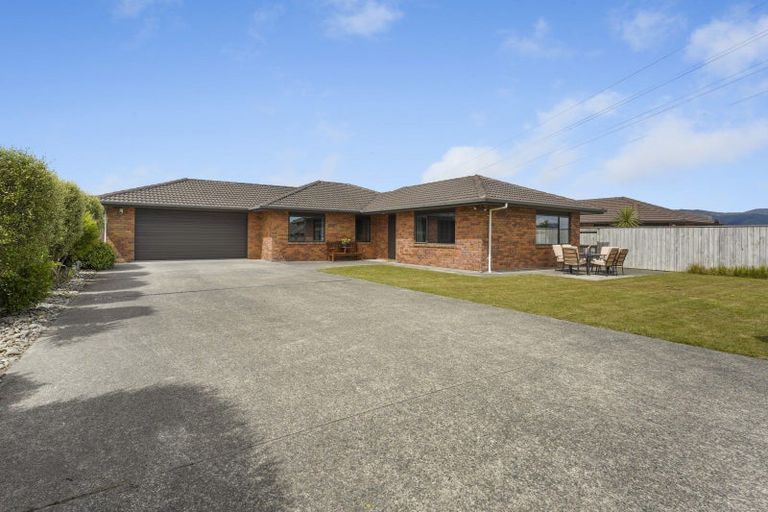 Photo of property in 19 Percy Kinsman Crescent, Riverstone Terraces, Upper Hutt, 5018