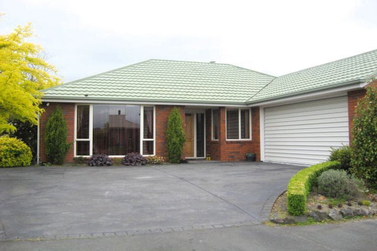 Photo of property in 1 Thornwood Place, Redwood, Christchurch, 8051