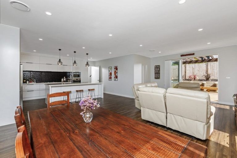 Photo of property in 8 Taraire Place, Orewa, 0931