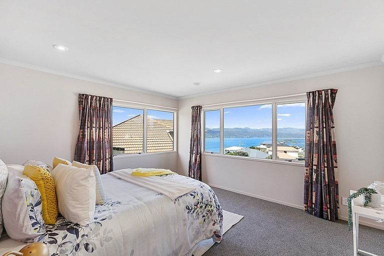 Photo of property in 5 Tamworth Crescent, Newlands, Wellington, 6037