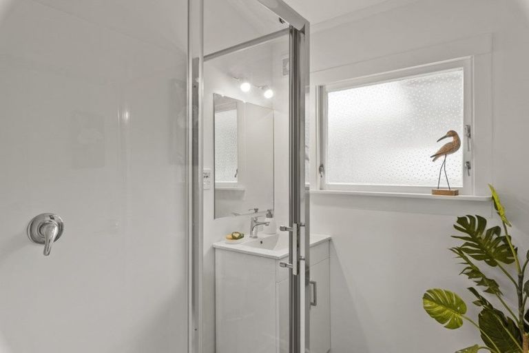 Photo of property in 2/15 Selwyn Crescent, Forrest Hill, Auckland, 0620