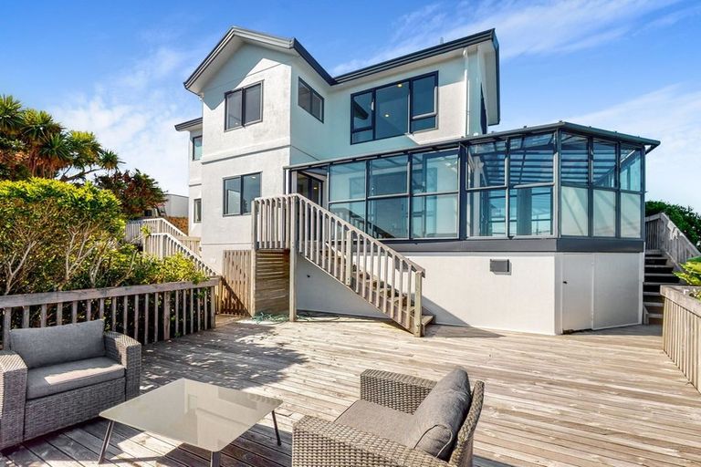 Photo of property in 24 Bennett Grove, Newlands, Wellington, 6037