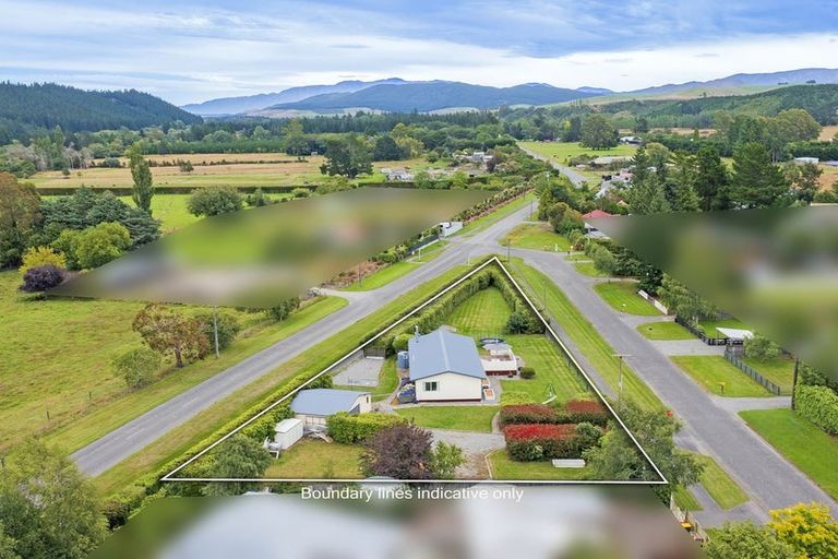 Photo of property in 8 Cross Street, Coalgate, 7673