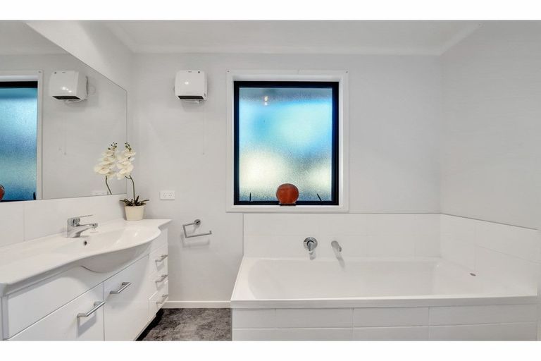 Photo of property in 12 Binstead Place, Avondale, Christchurch, 8061