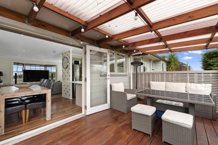 Photo of property in 16 Kintara Drive, Massey, Auckland, 0614