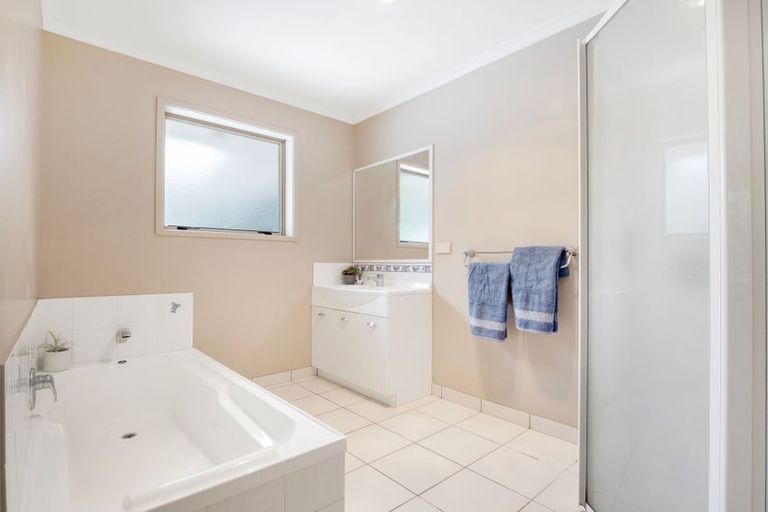 Photo of property in 8 Libra Place, Kawaha Point, Rotorua, 3010