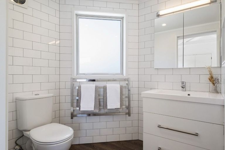 Photo of property in 2/26 Manly Esplanade, Browns Bay, Auckland, 0630