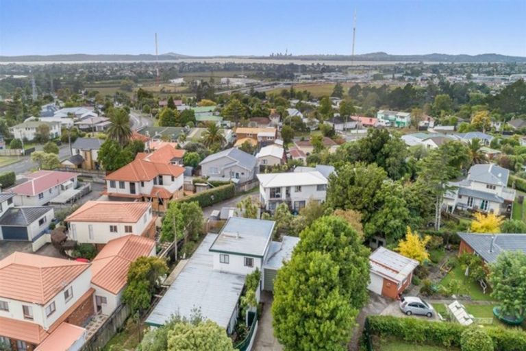 Photo of property in 8 Crompton Road, Massey, Auckland, 0614