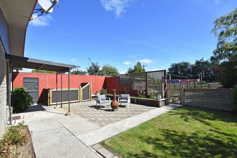 Photo of property in 70 Seaward Road, Edendale, 9825