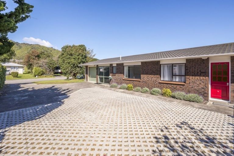 Photo of property in 4 Graham Grove, Waikanae, 5036