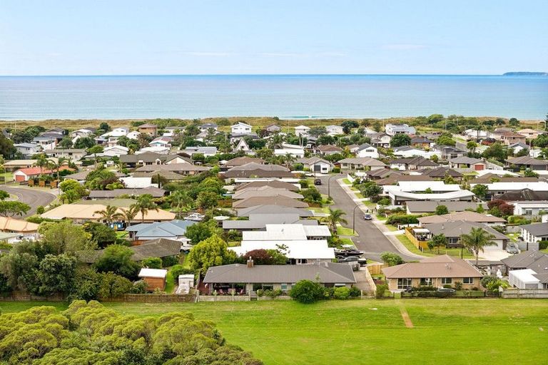 Photo of property in 44 Butterworth Crescent, Papamoa Beach, Papamoa, 3118