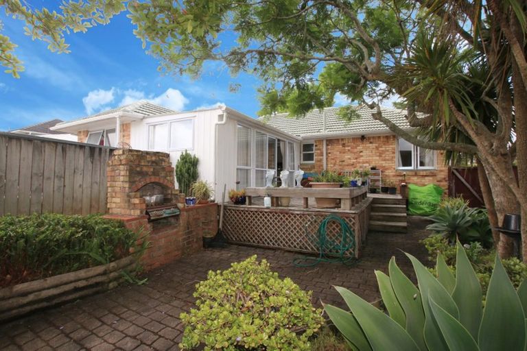 Photo of property in 5 Amberley Avenue, Te Atatu South, Auckland, 0610