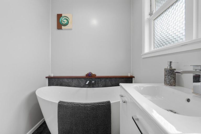 Photo of property in 21 Seddon Street, Carterton, 5713