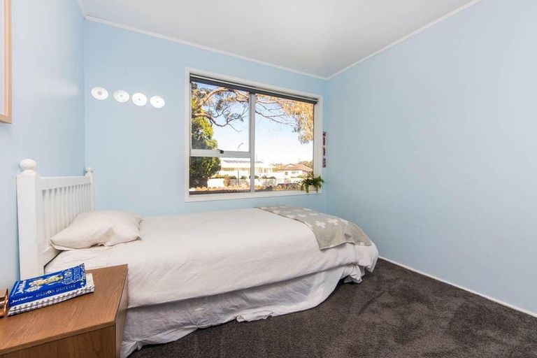 Photo of property in 22 St Catherine Crescent, West Harbour, Auckland, 0618