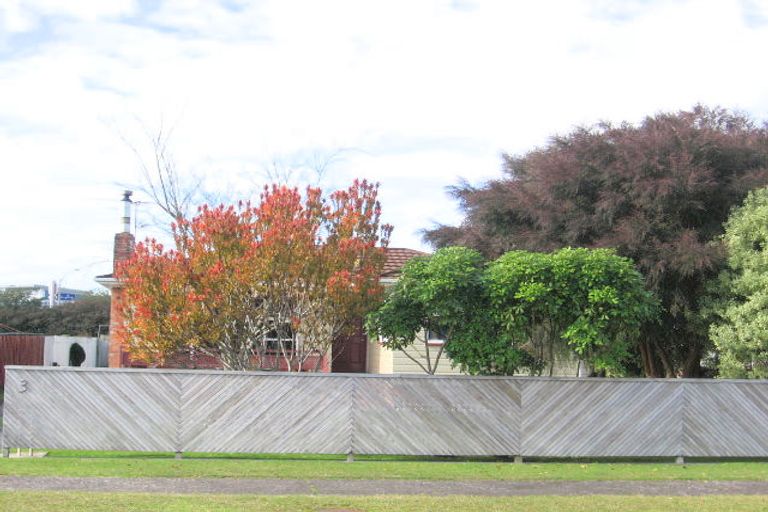 Photo of property in 3 Peachgrove Road, Te Atatu Peninsula, Auckland, 0610