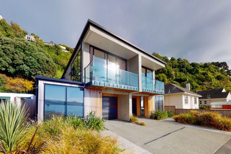 Photo of property in 306b Queens Drive, Lyall Bay, Wellington, 6022