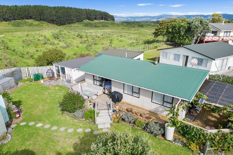 Photo of property in 15 Colenso Place, Otaki Beach, Otaki, 5512