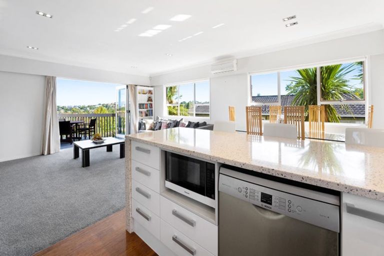 Photo of property in 52 Chelsea View Drive, Chatswood, Auckland, 0626