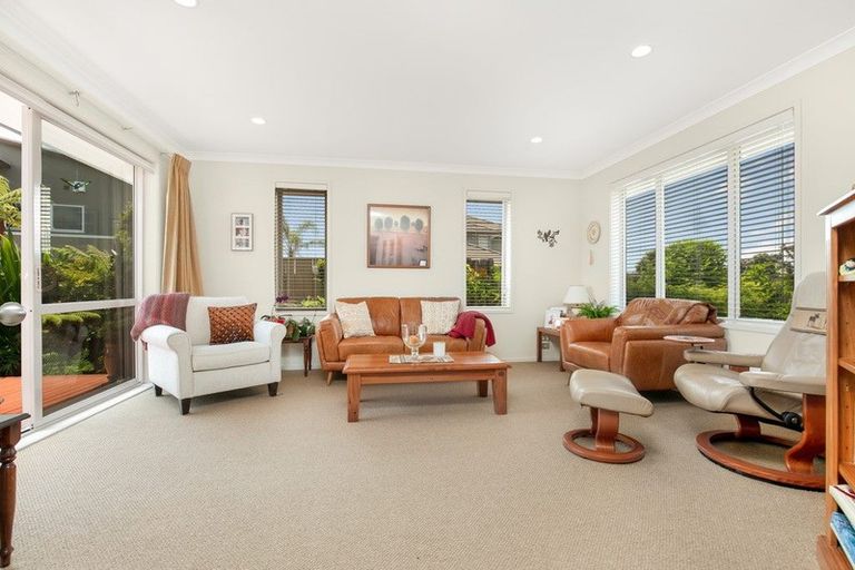 Photo of property in 14 Stranraer Crescent, Wattle Downs, Auckland, 2103