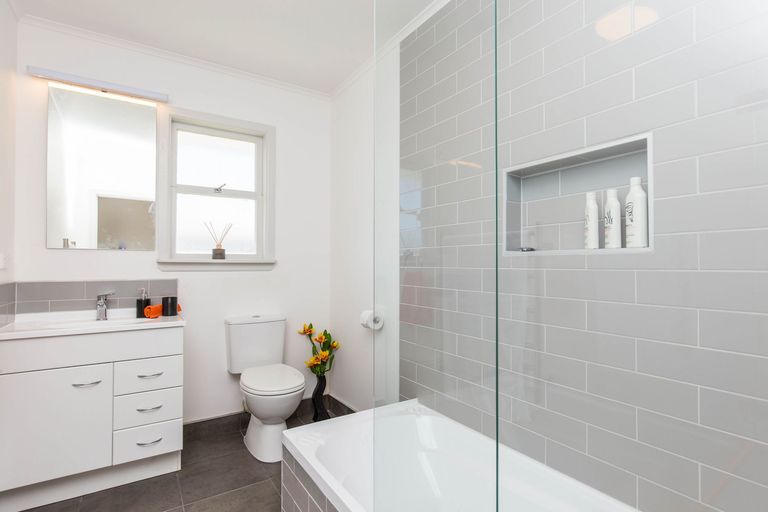 Photo of property in 28a Kelvin Road, Papakura, 2110