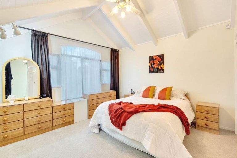 Photo of property in 16 Graven Court, Henderson, Auckland, 0612