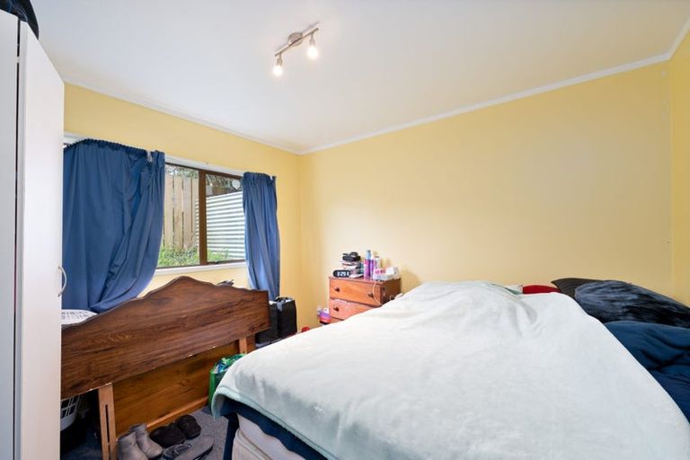 Photo of property in 1 Cron Avenue, Te Atatu South, Auckland, 0610