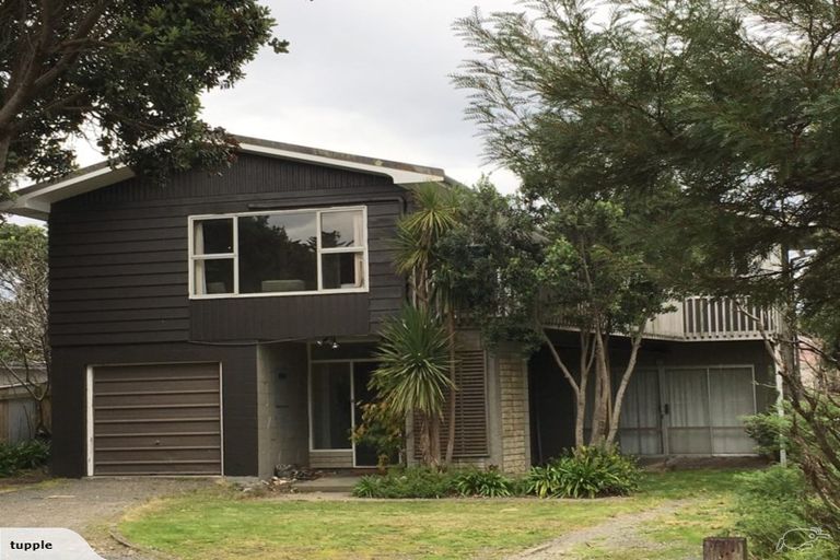 Photo of property in 14 Eruini Street, Waikanae Beach, Waikanae, 5036