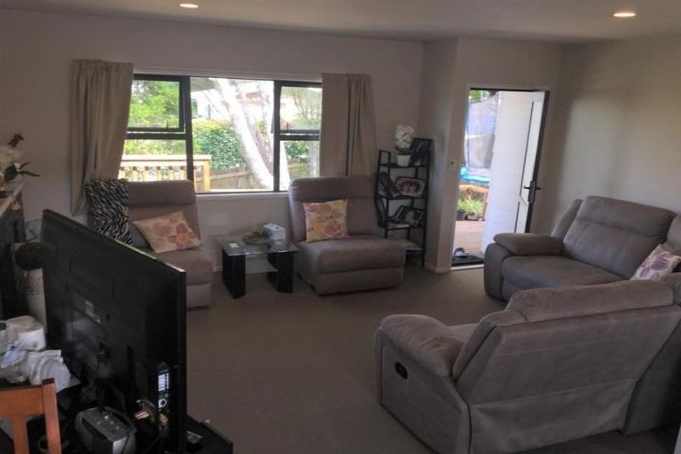Photo of property in 2/23b View Road, Glenfield, Auckland, 0627
