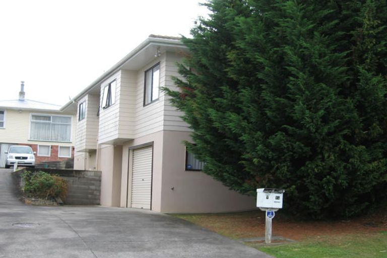 Photo of property in 1/7 Crystal Avenue, Glendene, Auckland, 0602