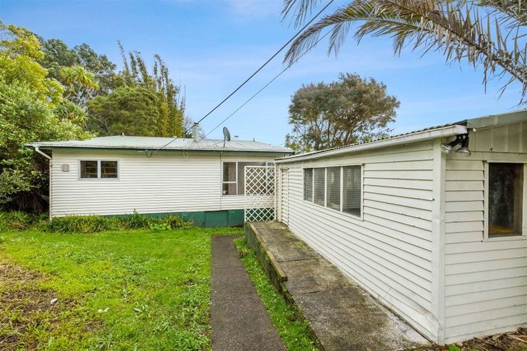 Photo of property in 16 Springside Place, New Lynn, Auckland, 0600