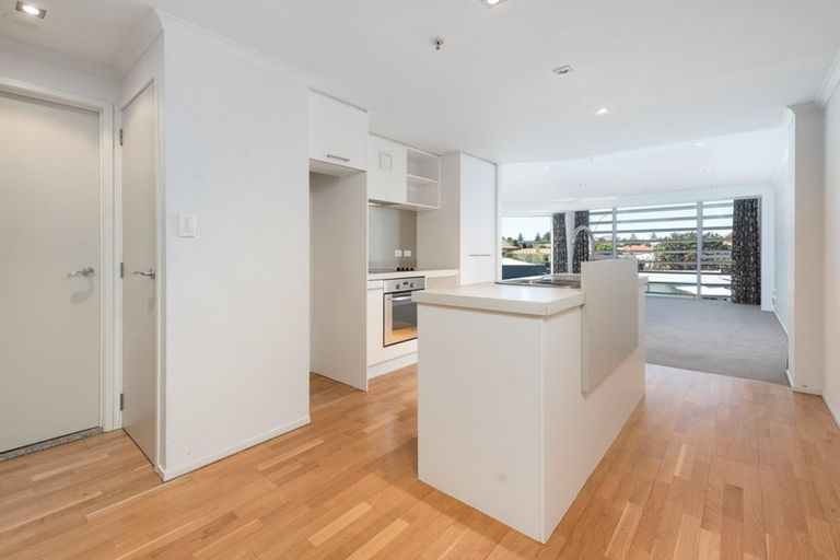 Photo of property in Algarve Apartments, 204/332 Maunganui Road, Mount Maunganui, 3116
