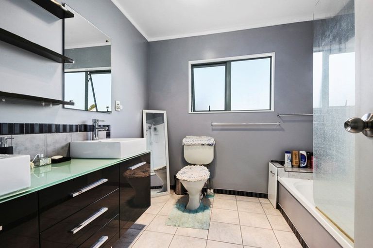 Photo of property in 35 Stephen Avenue, Henderson, Auckland, 0610