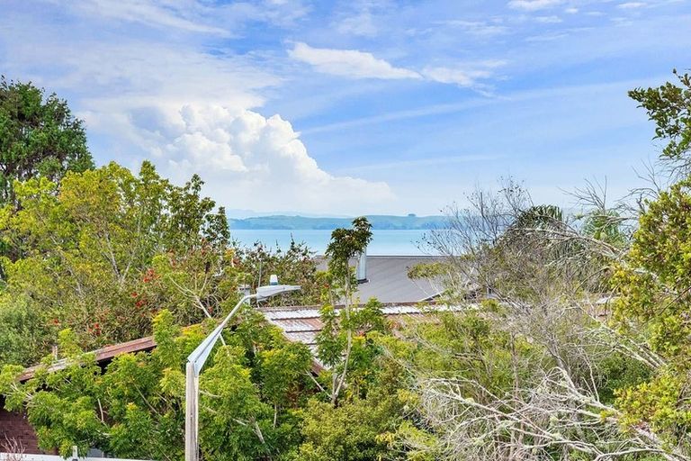 Photo of property in 11 Robin Lane, Browns Bay, Auckland, 0630